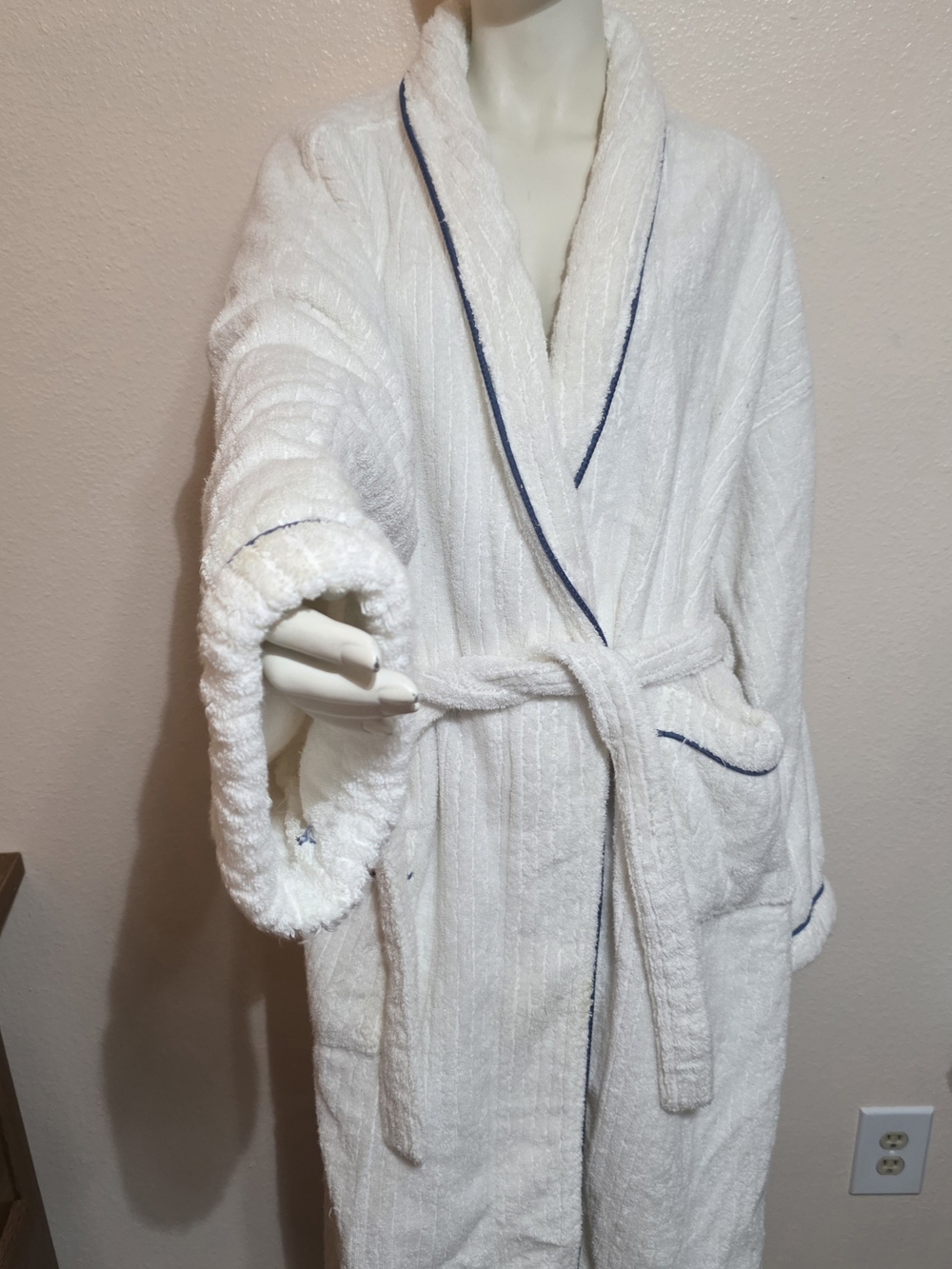 Hotel Living 5 Star Luxury White Turkish Cotton Terry Bathrobe Navy Piping L/XL
